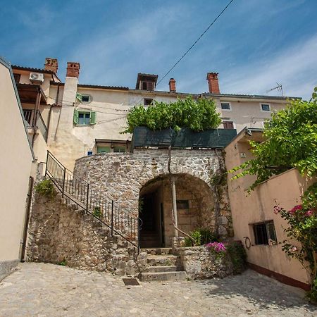 Parona Holiday Home Vrbnik Buitenkant foto