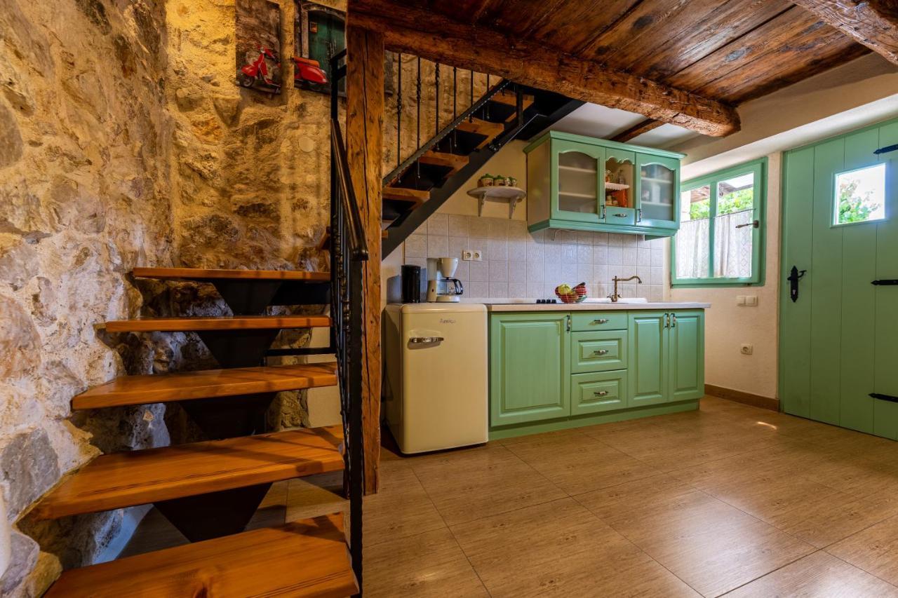Parona Holiday Home Vrbnik Buitenkant foto