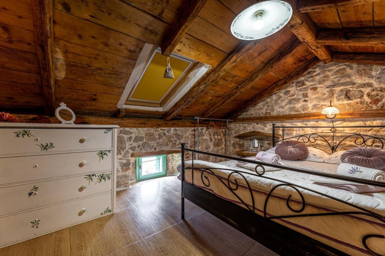 Parona Holiday Home Vrbnik Buitenkant foto