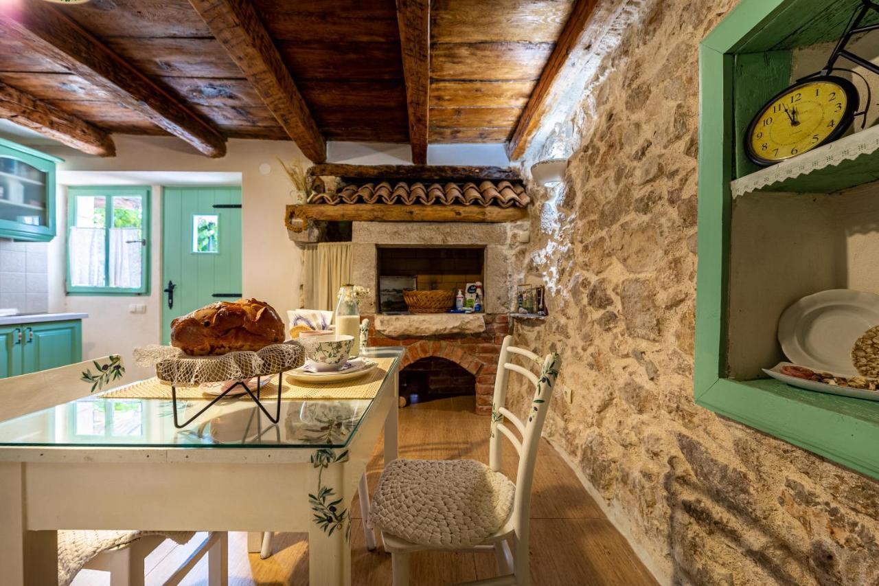 Parona Holiday Home Vrbnik Buitenkant foto