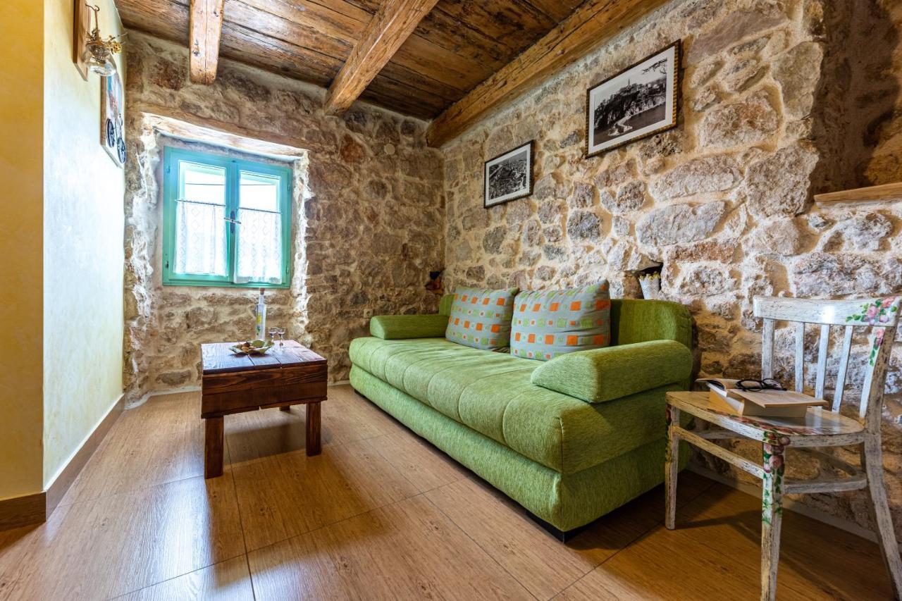 Parona Holiday Home Vrbnik Buitenkant foto