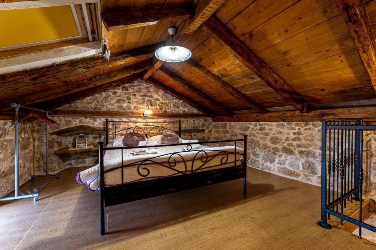 Parona Holiday Home Vrbnik Buitenkant foto