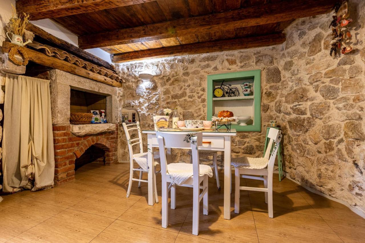 Parona Holiday Home Vrbnik Buitenkant foto