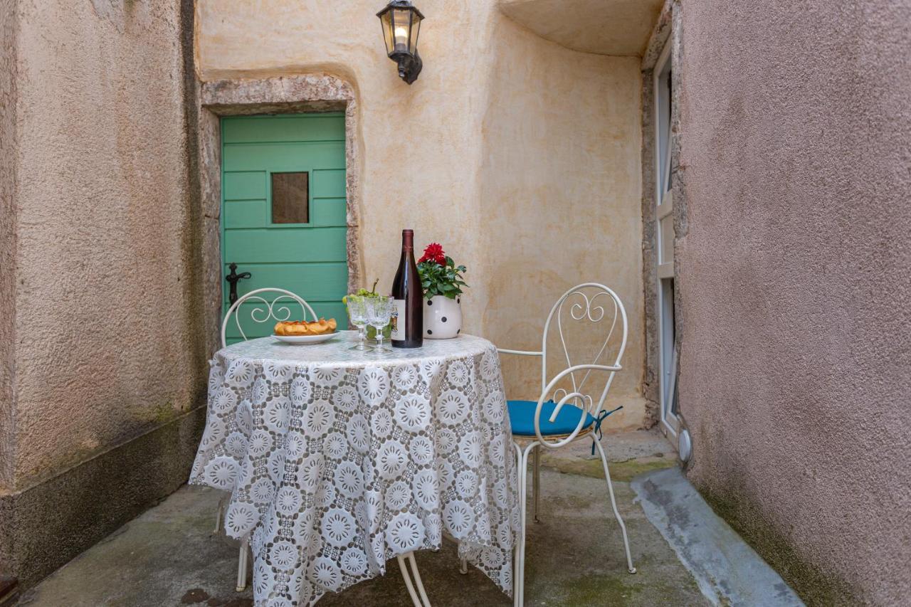 Parona Holiday Home Vrbnik Buitenkant foto