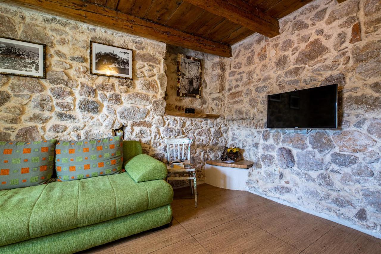 Parona Holiday Home Vrbnik Buitenkant foto