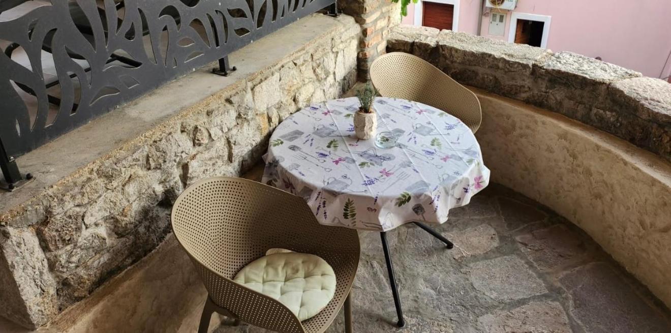 Parona Holiday Home Vrbnik Buitenkant foto